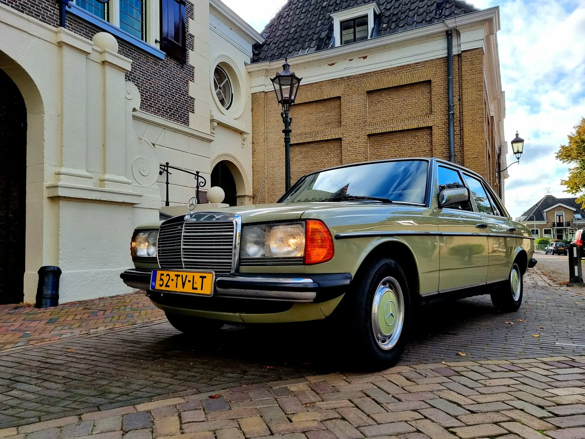 Mercedes-Benz W123 240D