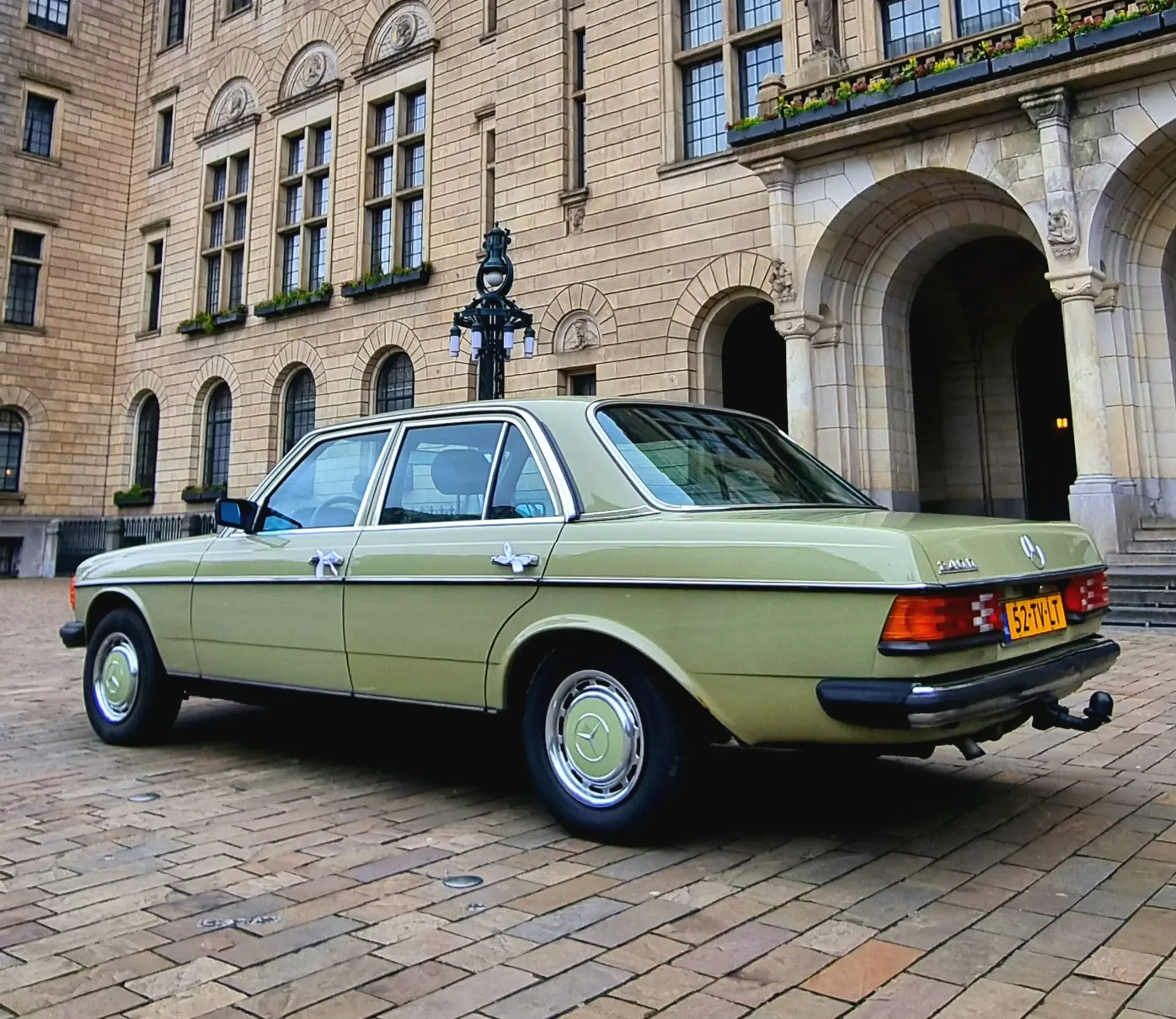 Mercedes-Benz W123 240D