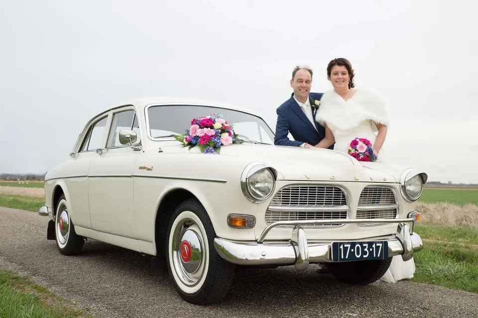 Classic car as a wedding car: 7 reasons and what to check