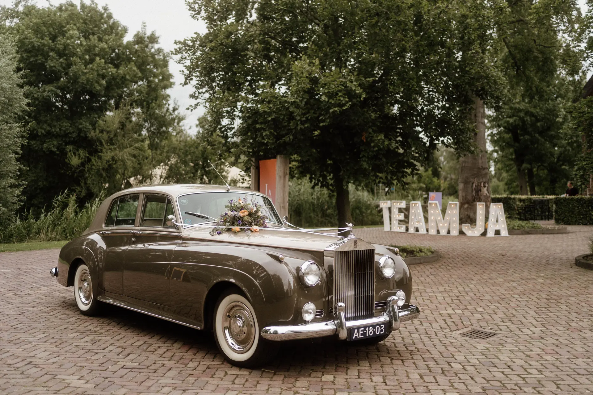 Rolls-Royce Silver Cloud Top staat met chauffeur