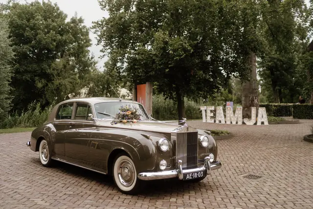Rolls-Royce Silver Cloud Top staat met chauffeur