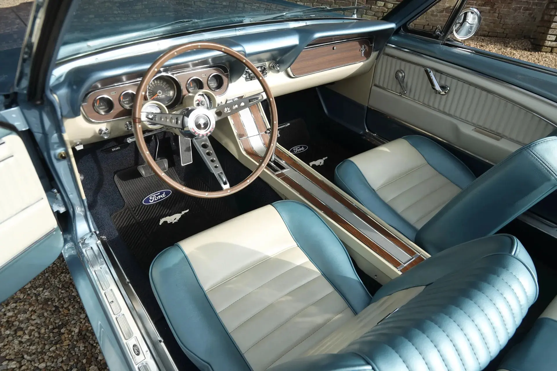 Ford Mustang cabrio lichtblauw