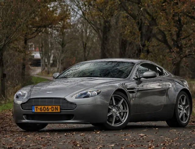 Aston Martin Vantage V8