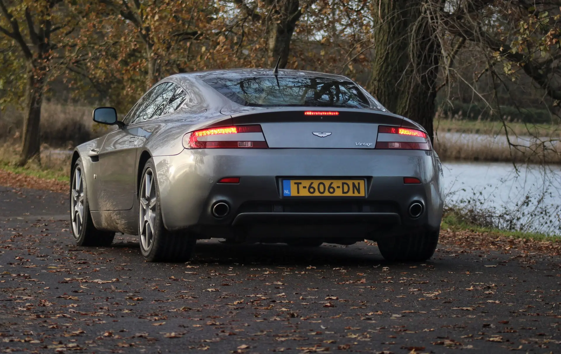 Aston Martin Vantage V8