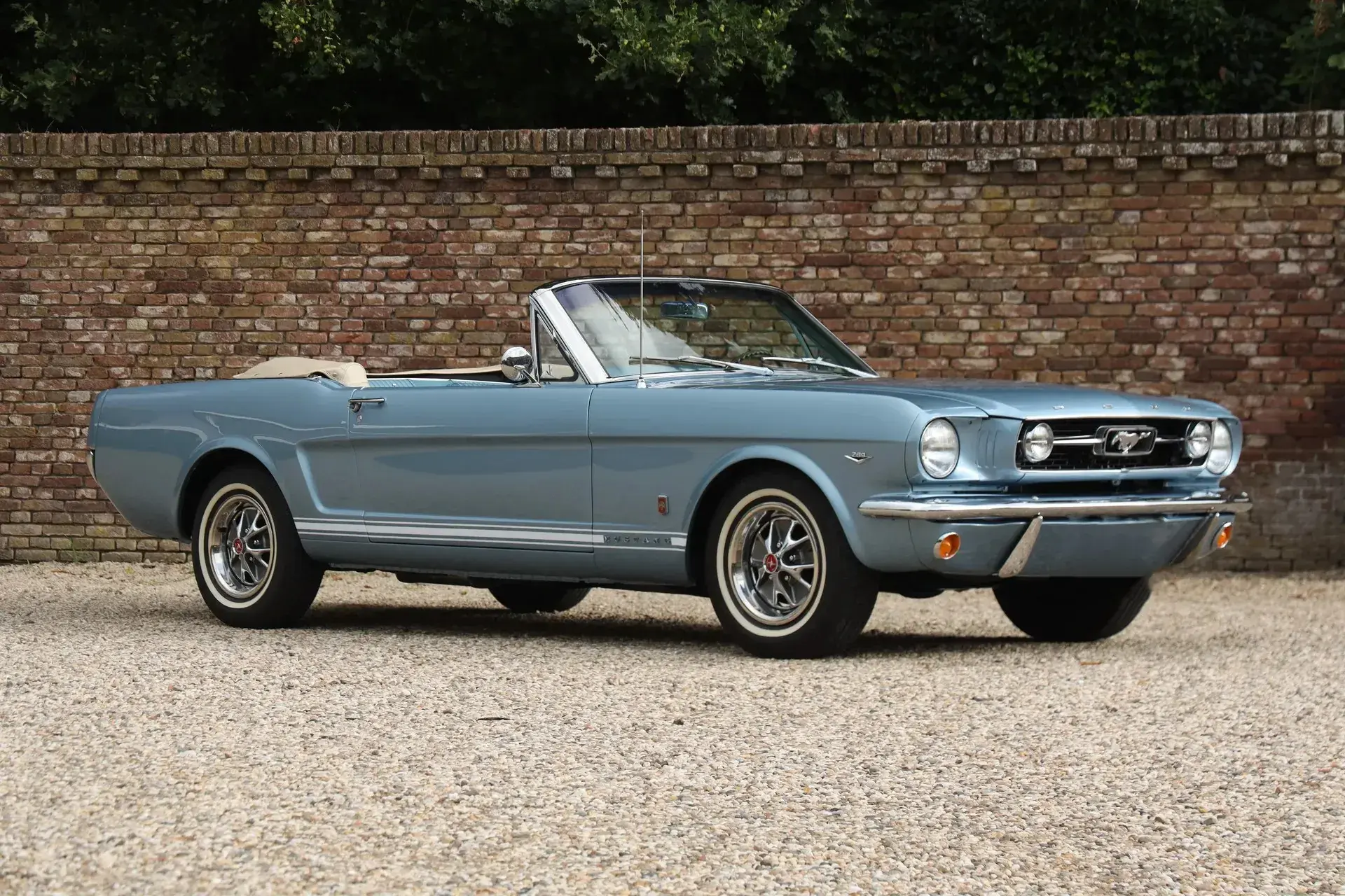 Ford Mustang cabrio lichtblauw
