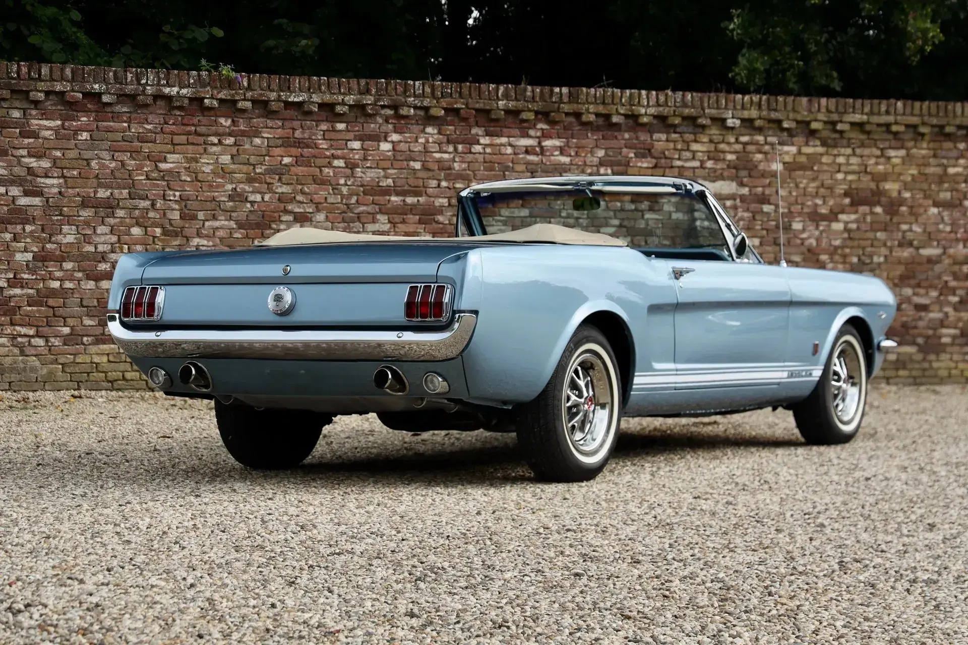 Ford Mustang cabrio lichtblauw