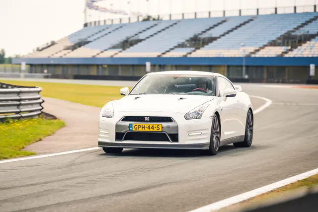 Nissan GT-R Parelmoer wit + sportuitlaat